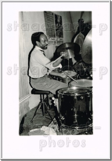 Freddie Waits - dm (Chico Freeman Quartet) mit Marc Thompson - p, Cecil Mc Bee - b,